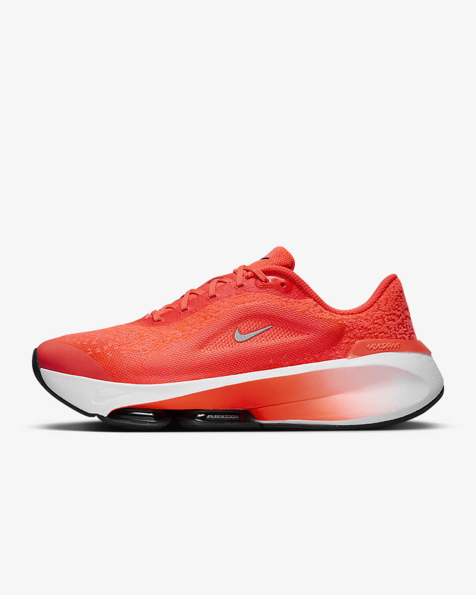 Scarpa da allenamento Nike Versair – Donna - Bright Crimson/Nero/Lilac Bloom/Argento metallizzato