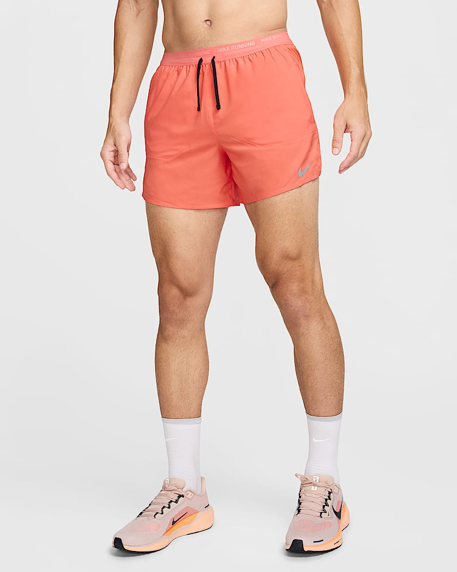 Shorts de running Dri-FIT de 13 cm 2 en 1 para hombre Nike Stride - Mango salvaje claro/Coral vintage/Negro