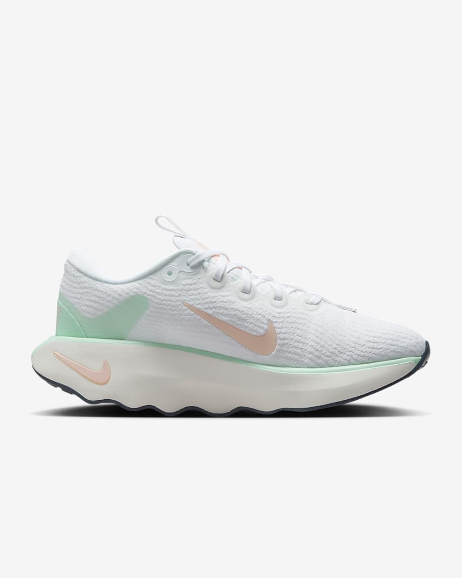 Tenis de caminata para mujer Nike Motiva - Blanco/Espuma menta/Vela/Tinte puesta de sol