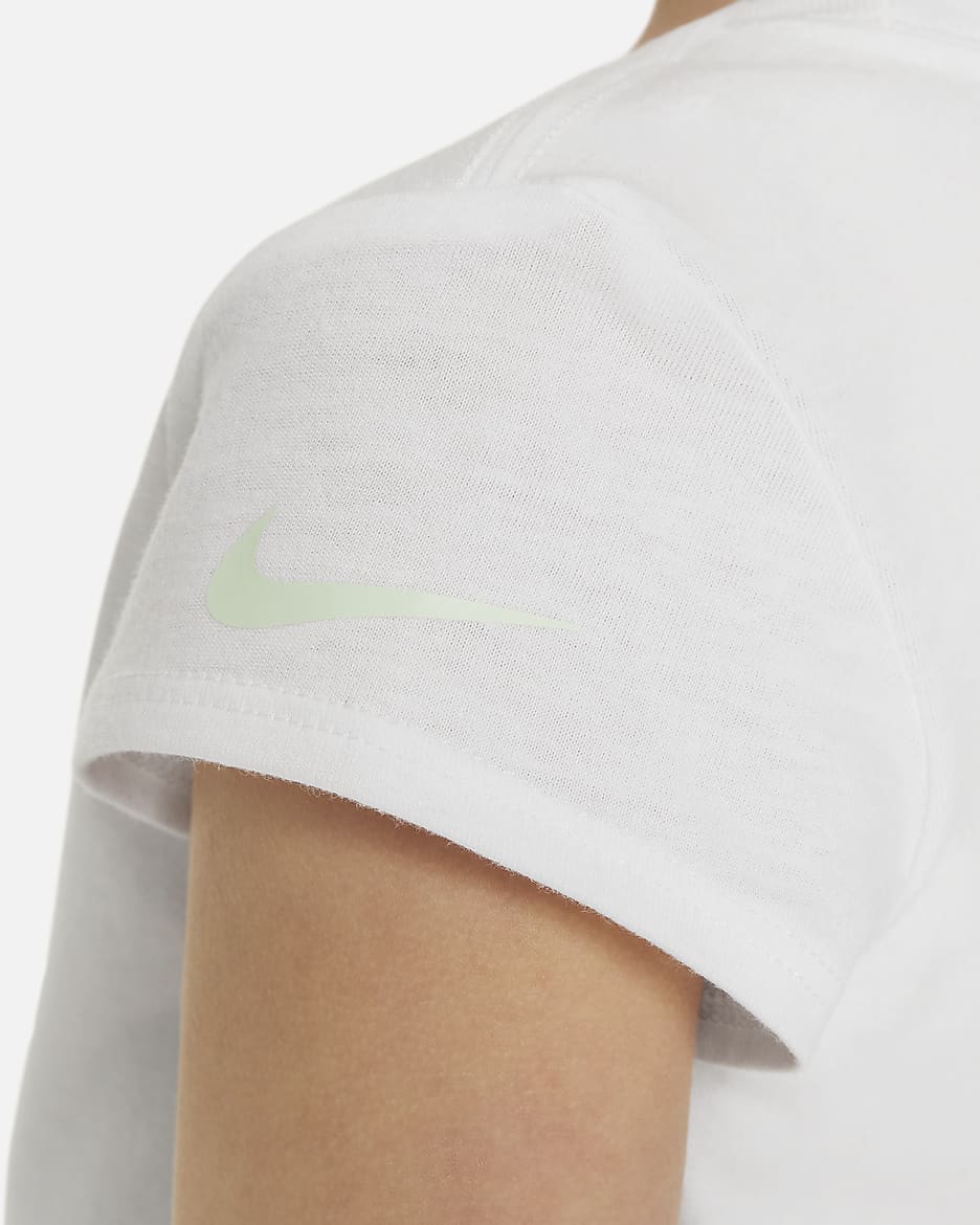 Playera con gráfico para niños talla pequeña Nike Prep in Your Step - Blanco