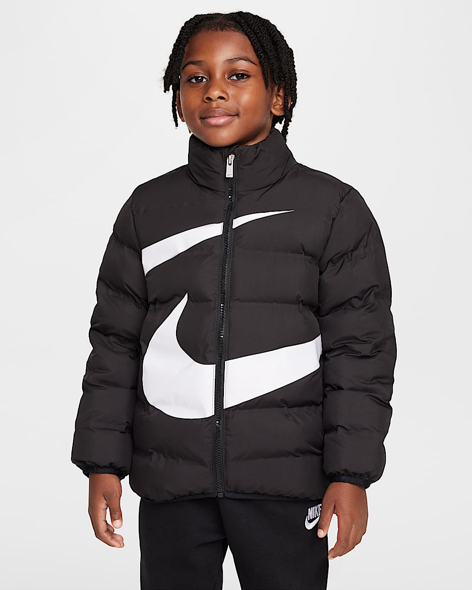 Chamarra acolchada Swoosh con patrón en bajorrelieve para niños talla pequeña Nike - Negro