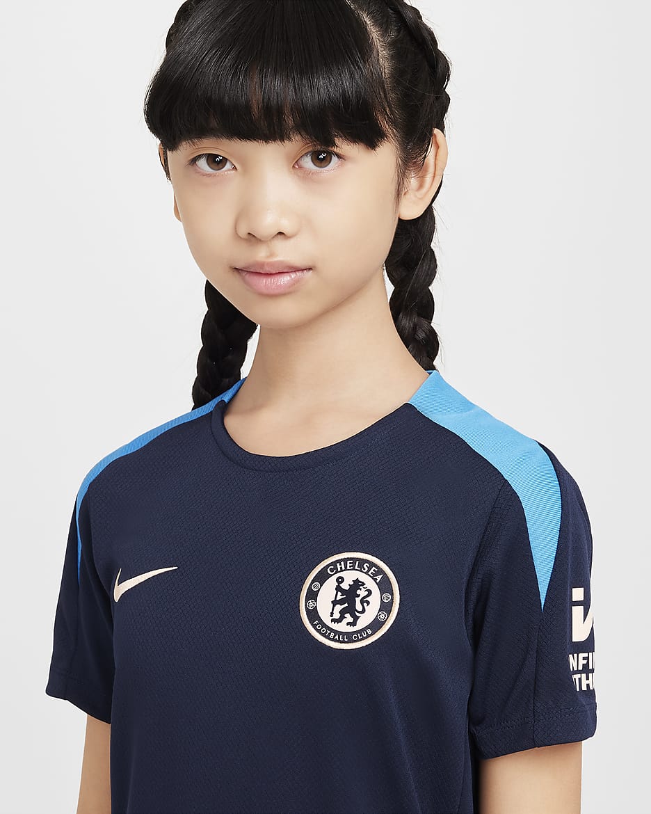 Chelsea F.C. Strike Older Kids' Nike Dri-FIT Football Short-Sleeve Knit Top - Obsidian/Obsidian/Light Photo Blue/Guava Ice