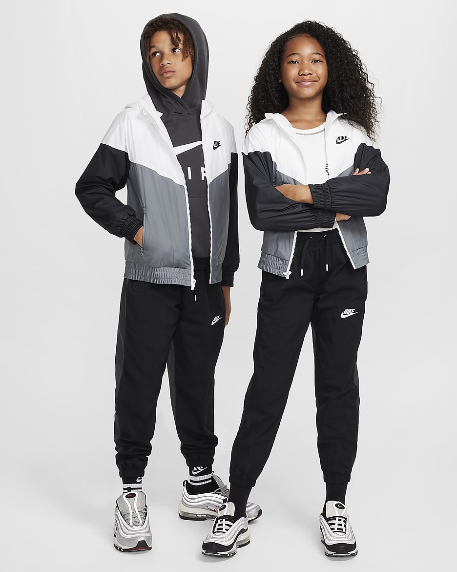 Nike Sportswear Windrunner Repel-Jacke mit Kapuze für ältere Kinder - Weiß/Smoke Grey/Schwarz/Schwarz