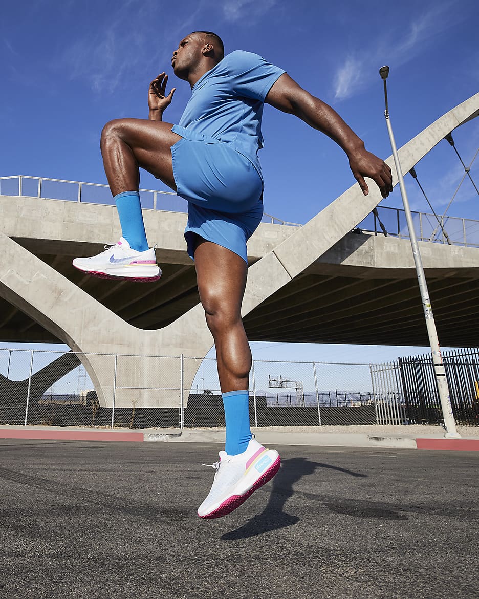 Tenis de correr en pavimento para hombre Nike Invincible 3 - Blanco/Polvo fotón/Rosa feroz/Azul royal intenso