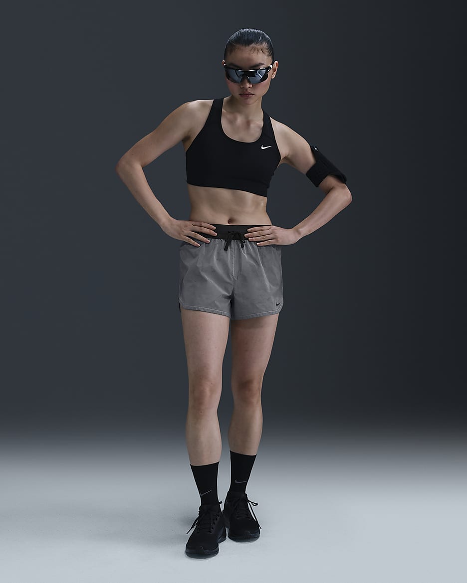 กางเกงวิ่งขาสั้น 3 นิ้วสะท้อนแสงไม่มีซับในผู้หญิง Nike Running Division - ดำ/Silver