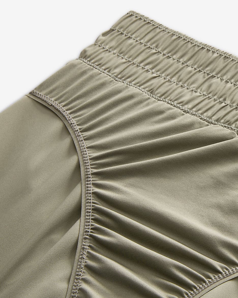 Shorts con forro de ropa interior Dri-FIT de tiro medio de 8 cm para mujer Nike One - Militar claro