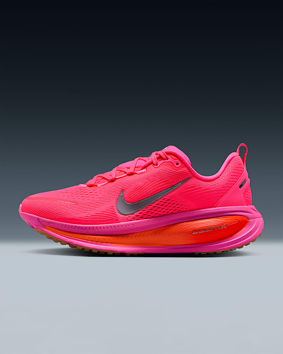 Chaussure de running sur route Nike Vomero 18 pour femme - Digital Pink/Bright Crimson/Hyper Orange/Metallic Silver
