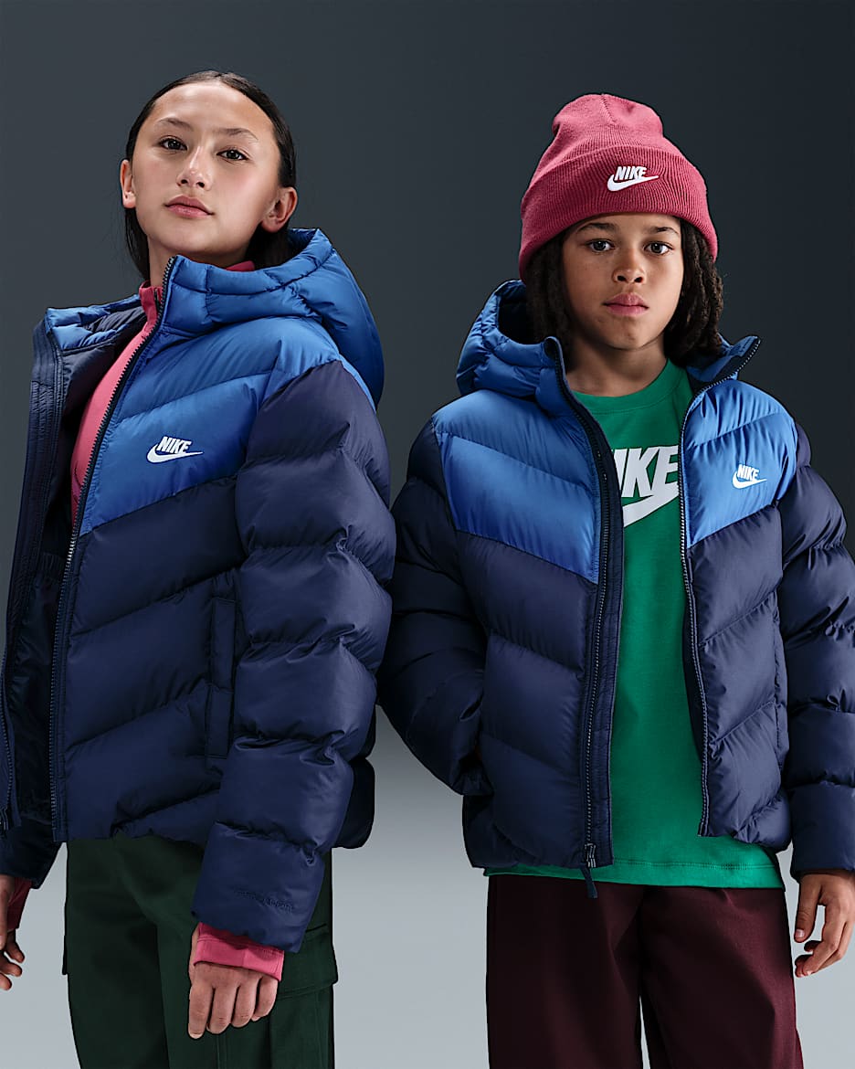 Chamarra acolchada Therma-FIT holgada para niños talla grande Nike Sportswear All Day Play - Azul marino medianoche/Royal juego/Blanco