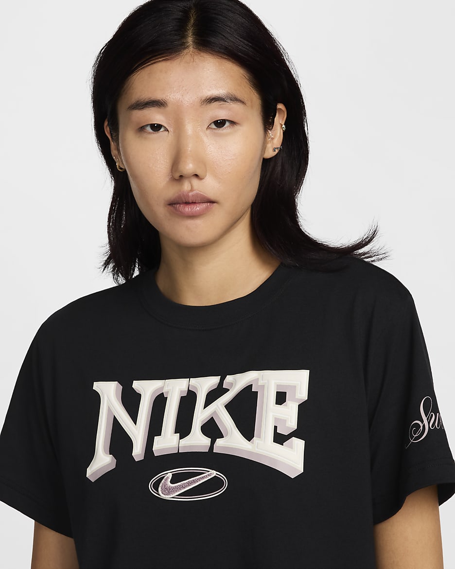 Nike Sportswear 女款寬鬆短袖短版 T 恤 - 黑色