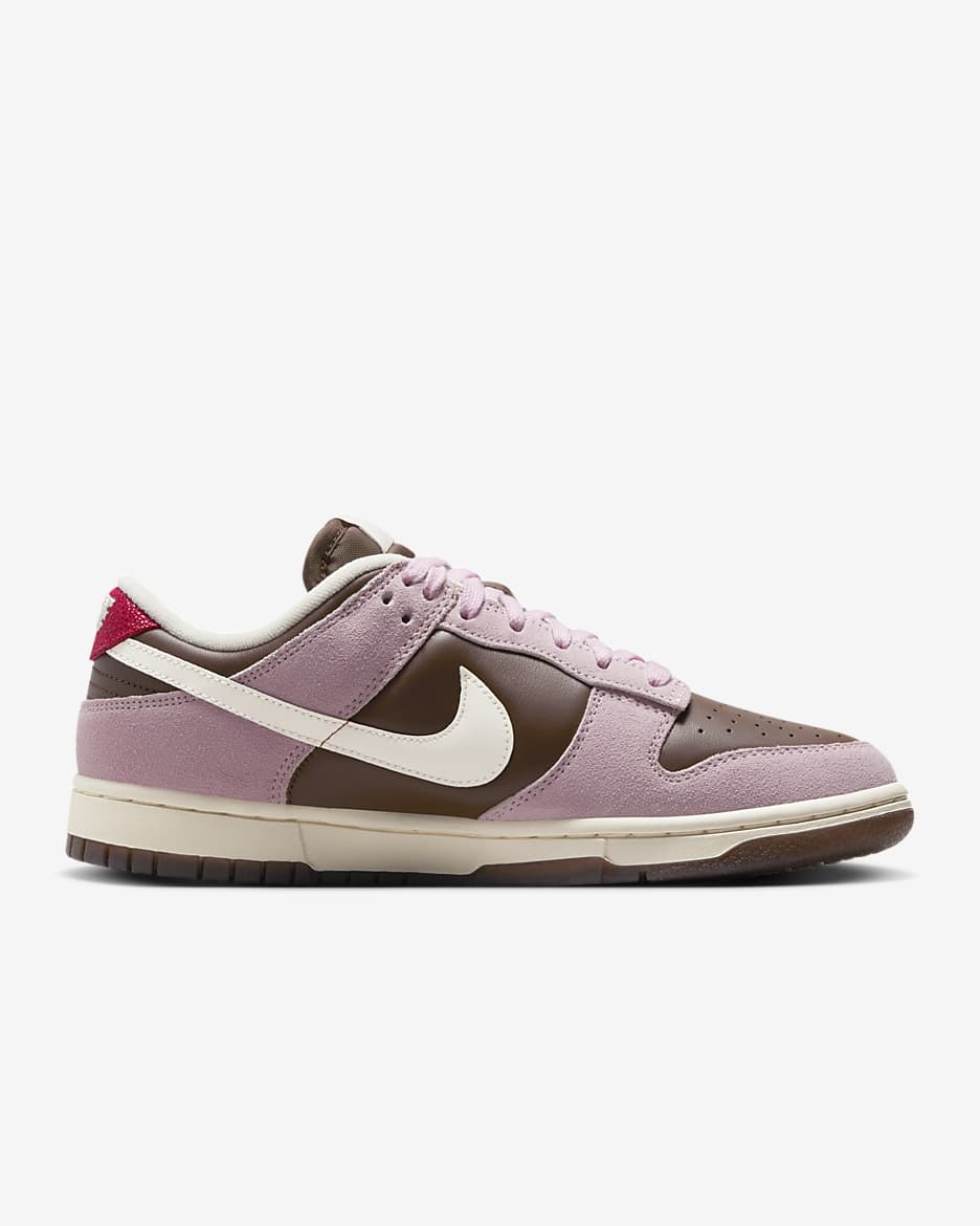 Tenis para mujer Nike Dunk Low - Cacao impresionante/Espuma rosa/Rojo universitario/Marfil pálido