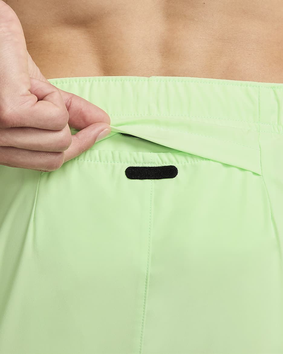 Shorts de correr Dri-FIT de 13 cm con forro de ropa interior para hombre Nike Challenger - Verde vapor/Verde vapor/Verde vapor