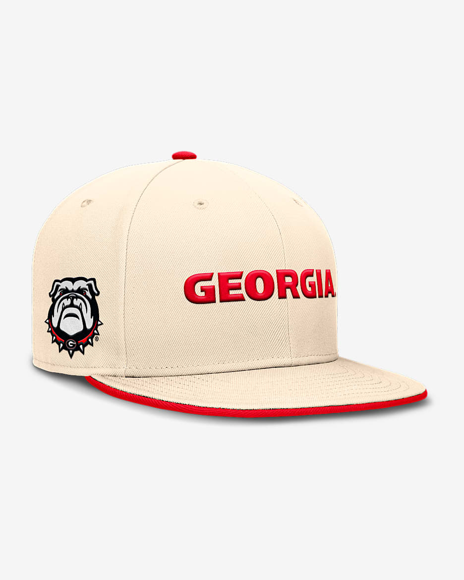Gorra universitaria Nike Dri-FIT ajustada para hombre Georgia Bulldogs Primetime True - Natural