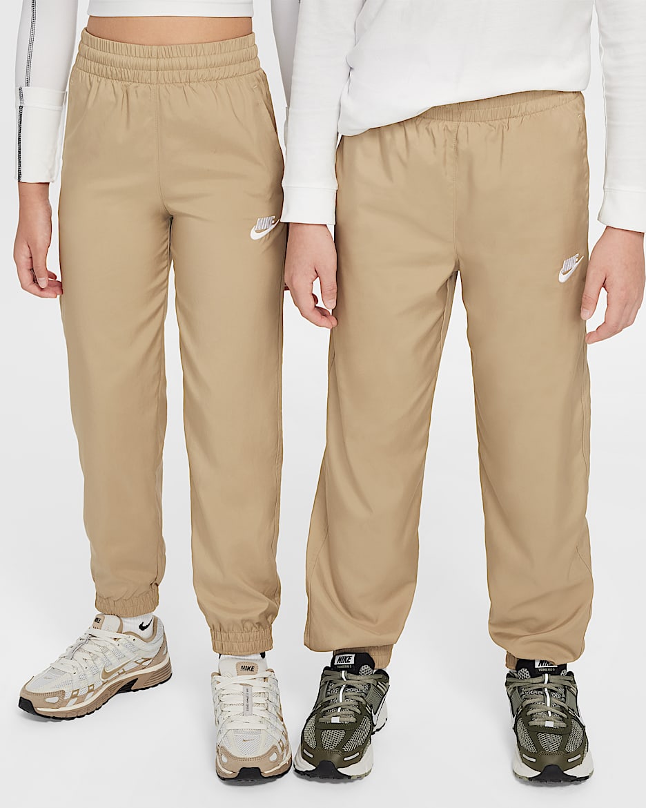 Nike Sportswear Club Older Kids' Woven Joggers - Parachute Beige/White
