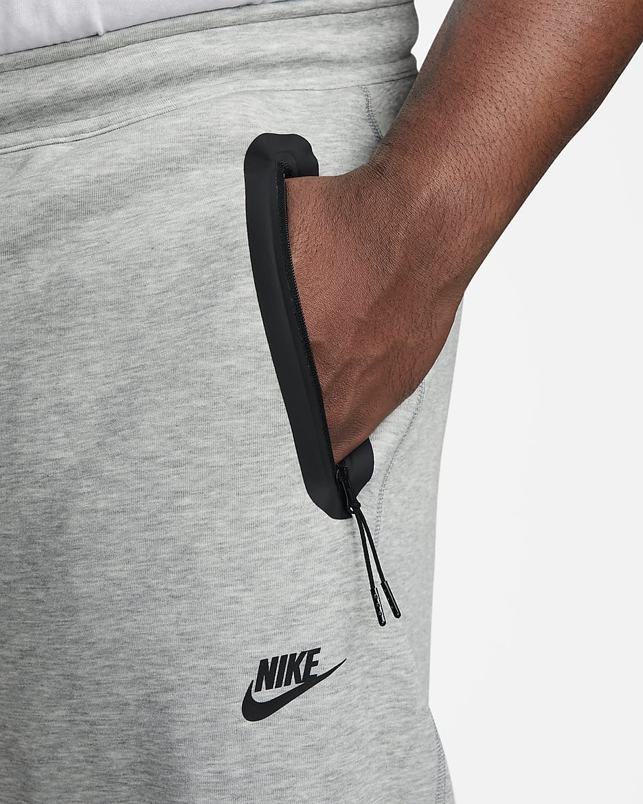 Nike Sportswear Tech Fleece Herren-Trainingshose mit offenem Saum - Dark Grey Heather/Schwarz