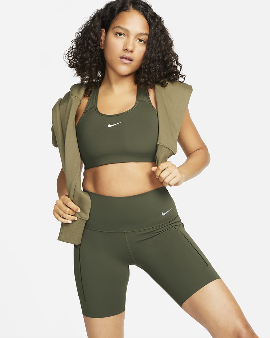 Shorts de ciclismo con bolsillos de 20 cm de tiro alto y media sujeción para mujer Nike Universa - Caqui militar/Negro