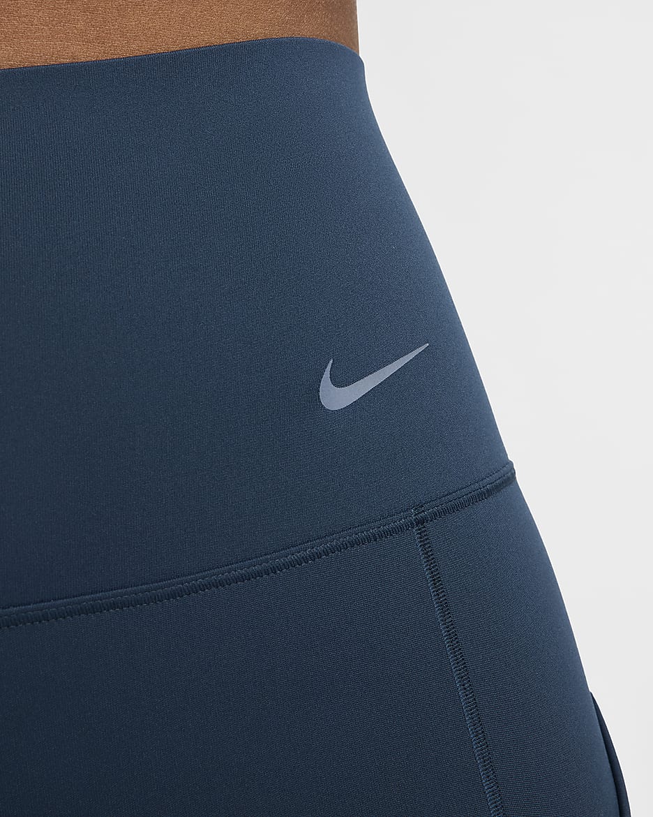 Leggings de 7/8 de tiro alto y sujeción media con bolsillos para mujer Nike Universa - Azul marino militar/Negro