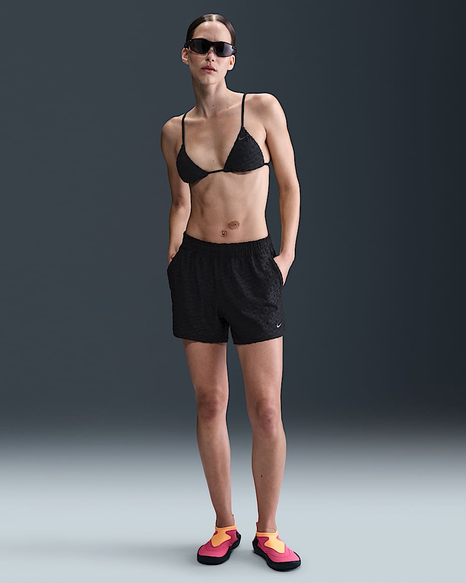 Shorts de felpa para salida de baño para mujer Nike Swim Swoosh Link - Negro/Voltio ligero