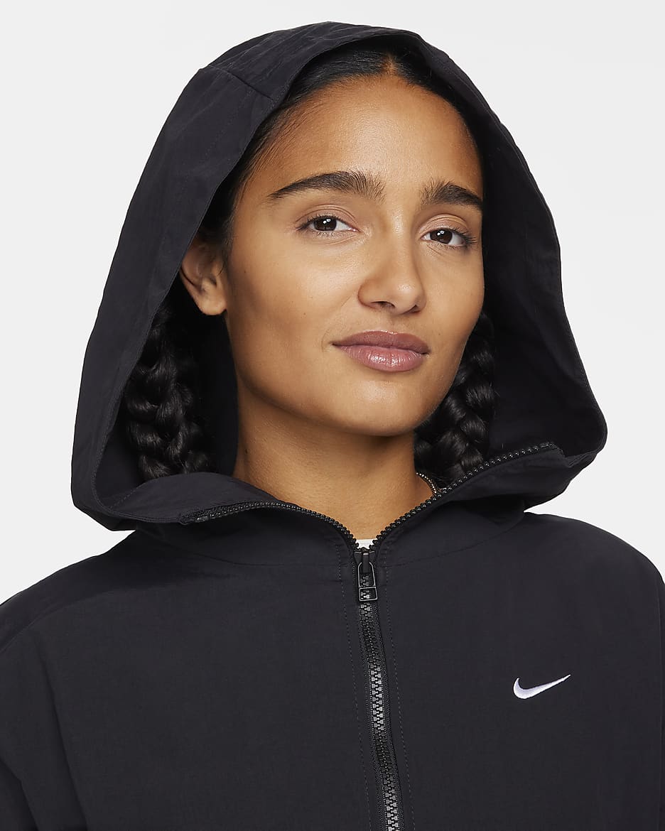 Chamarra con gorro oversized para mujer Nike Sportswear Everything Wovens - Negro/Blanco