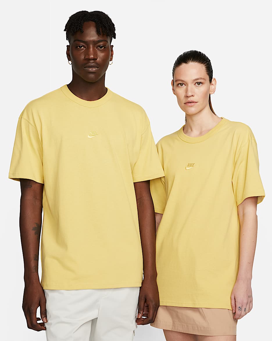Nike Sportswear Premium Essentials T-shirt voor heren - Saturn Gold