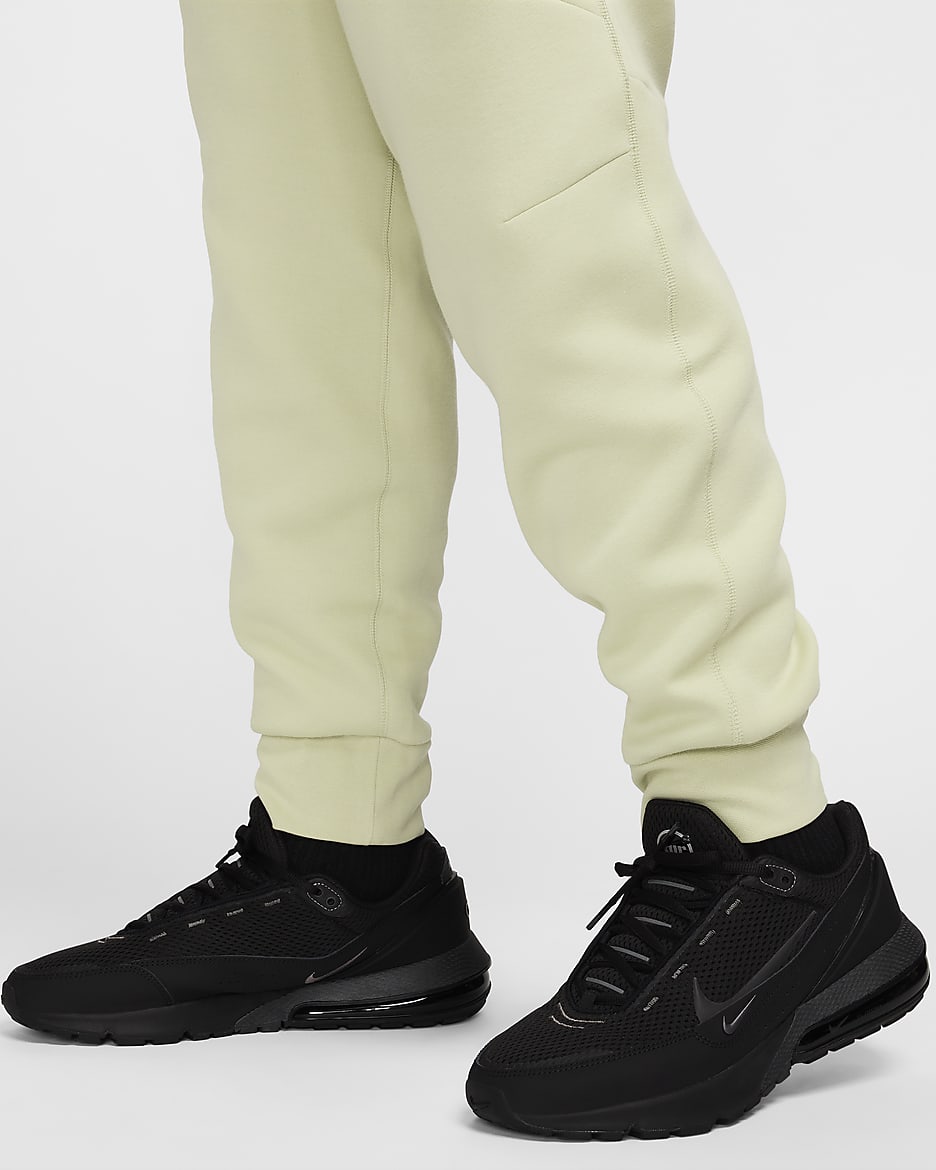 Joggers para hombre Nike Sportswear Tech Fleece - Aura oliva/Negro