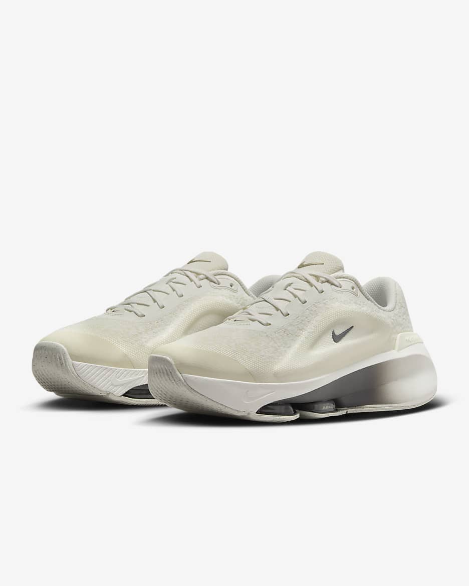 Nike Versair-træningssko til kvinder - Coconut Milk/Sail/Gum Light Brown/Iron Grey