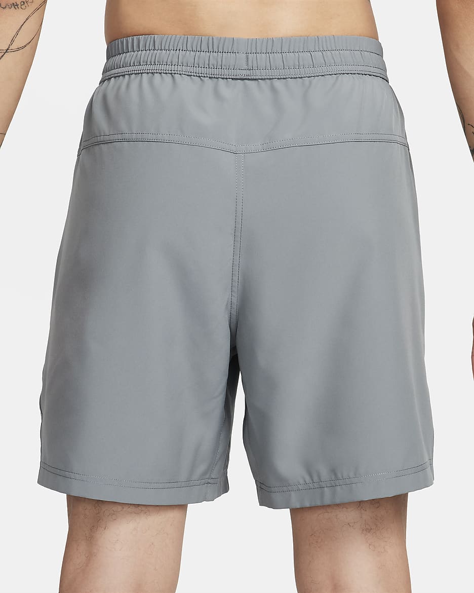 Shorts Dri-FIT de 18 cm versátiles sin forro para hombre Nike Form - Gris humo/Negro