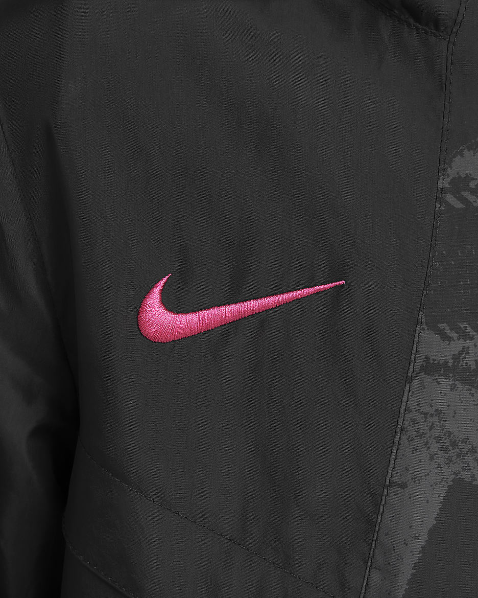 Chamarra tipo anorak de fútbol Nike del Chelsea FC alternativa Amplify Windrunner para niño talla grande - Negro/Negro/Rosa óptimo