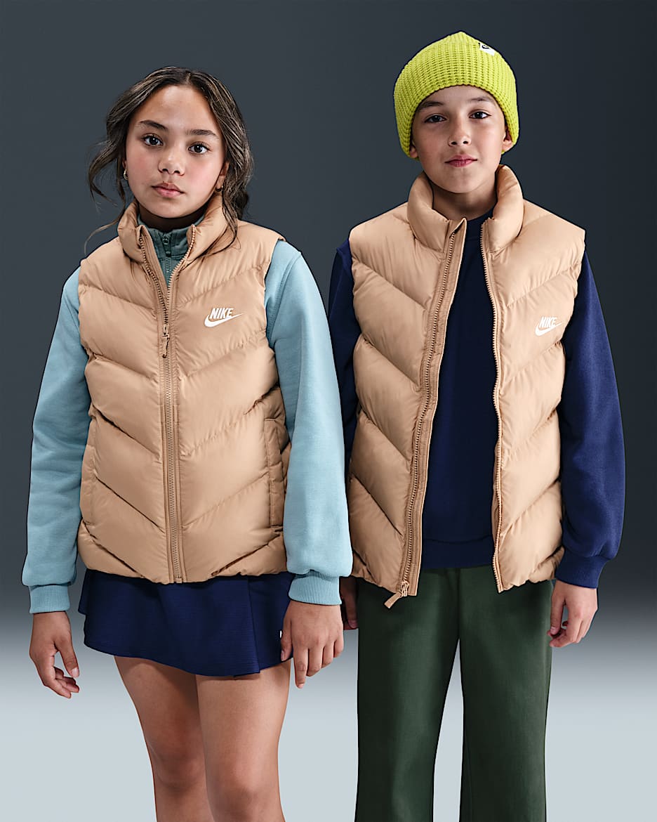 Nike Sportswear All Day Play Therma-FIT boblevest med ledig passform til store barn - Hemp/Hvit