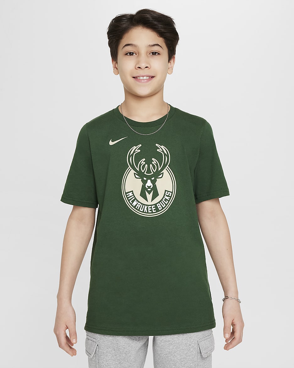 T-shirt z logo dla dużych dzieci (chłopców) Nike NBA Milwaukee Bucks Essential - Fir