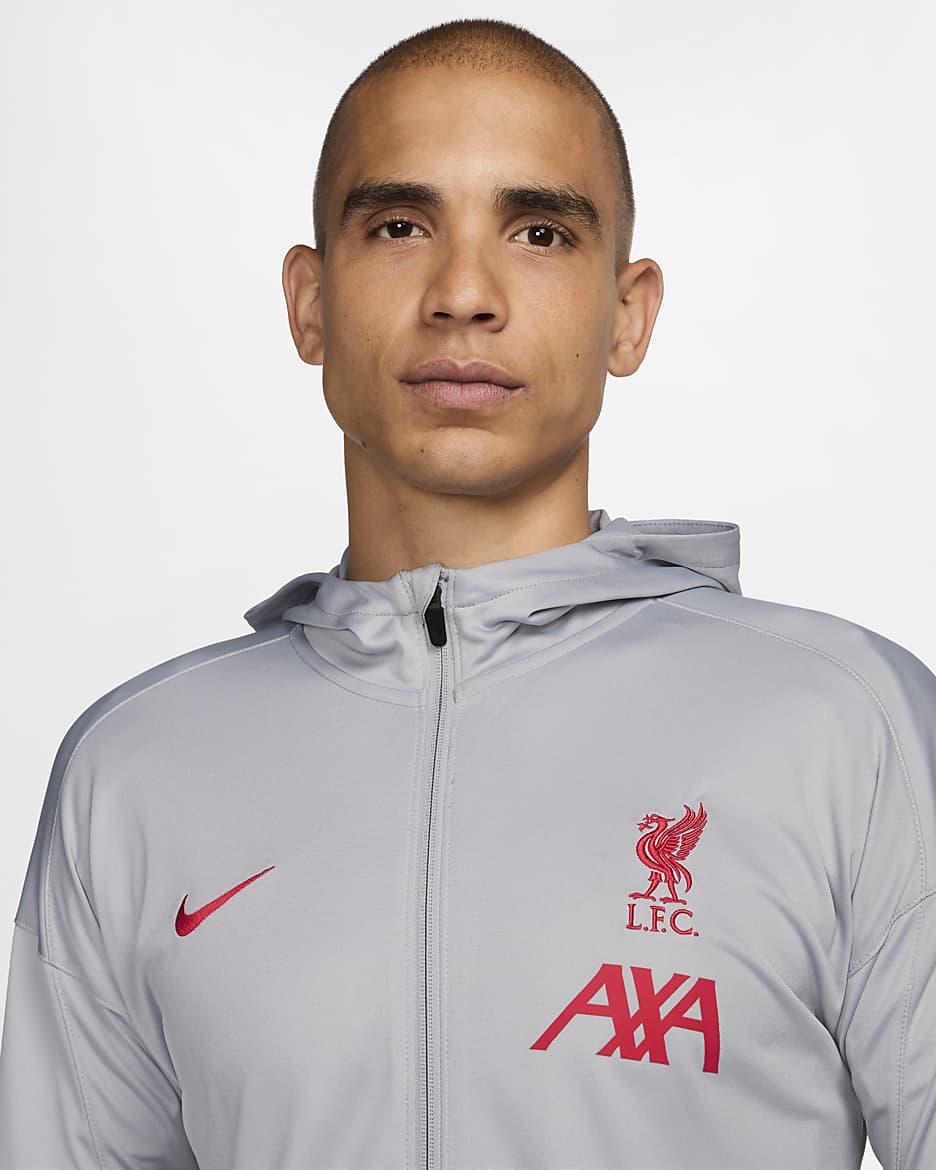 Męski dzianinowy dres piłkarski z kapturem Nike Dri-FIT Liverpool F.C. Strike (wersja trzecia) - Light Smoke Grey/Chrome Yellow/Dark Smoke Grey/Global Red