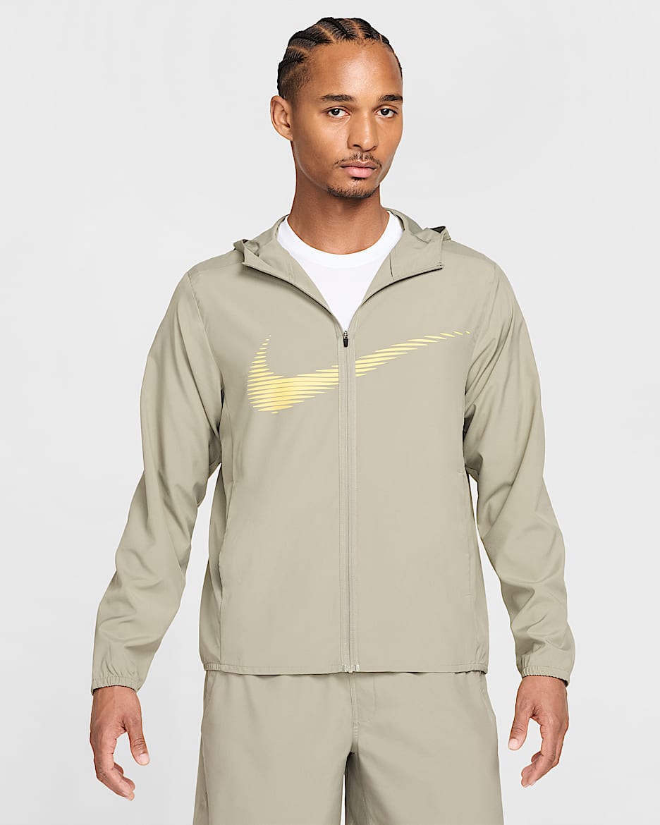 Chamarra con gorro Dri-FIT para hombre Nike Form - Militar claro/Oro Saturno