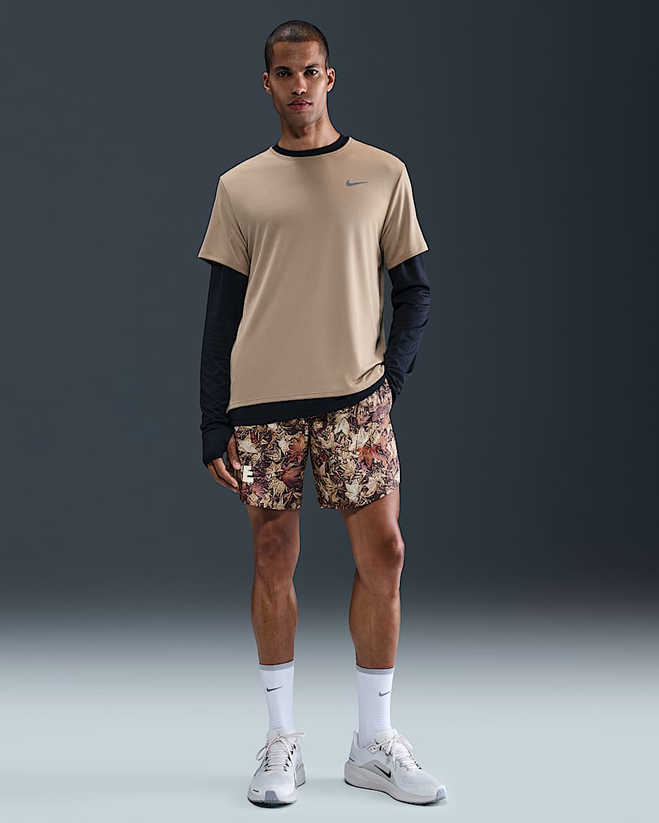 Short de running imprimé avec sous-short intégré Dri-FIT Nike Stride 18 cm pour homme - Noir/Blanc/Hemp