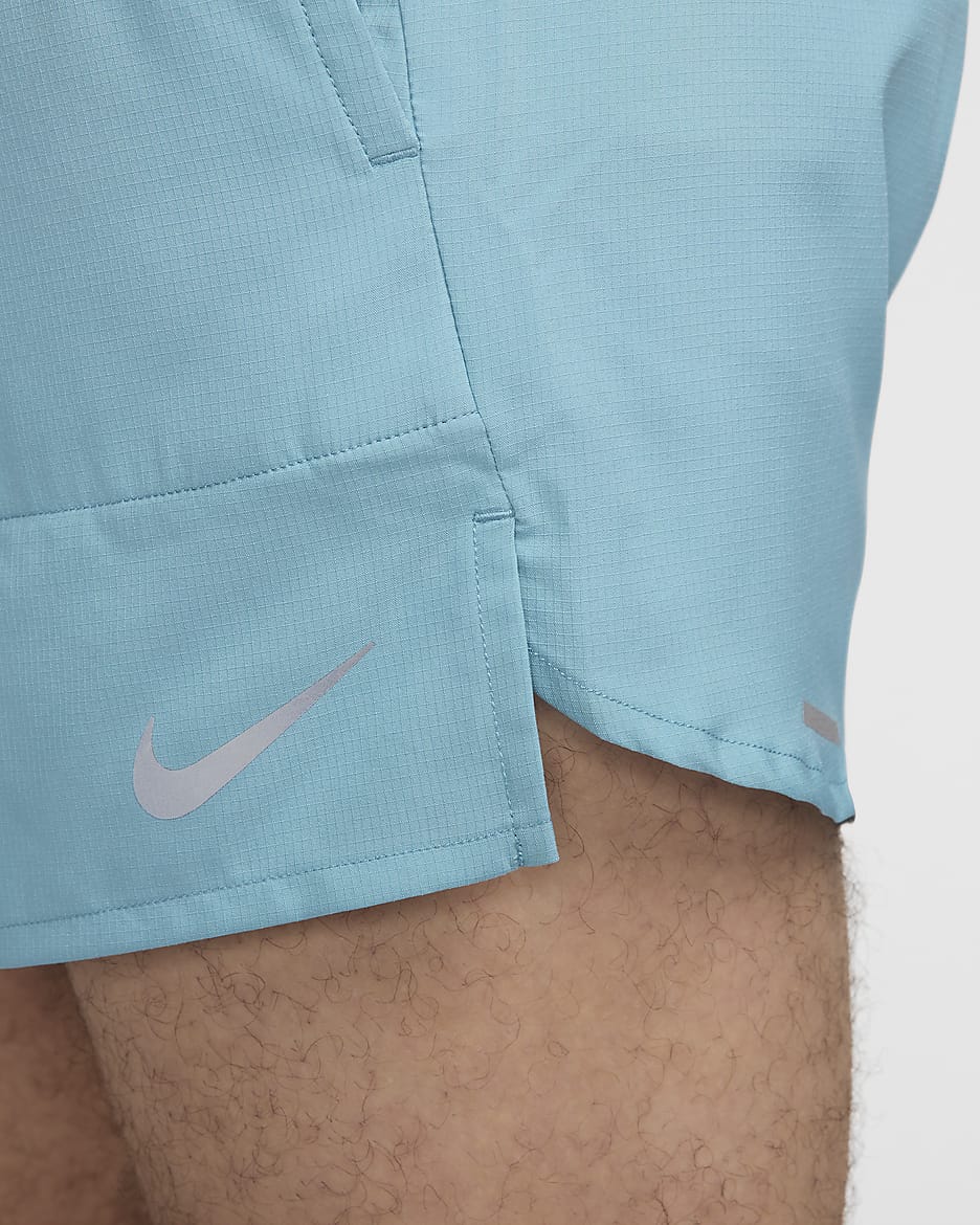 Short de running avec sous-short intégré Dri-FIT Nike Stride 13 cm pour homme - Denim Turquoise/Noir