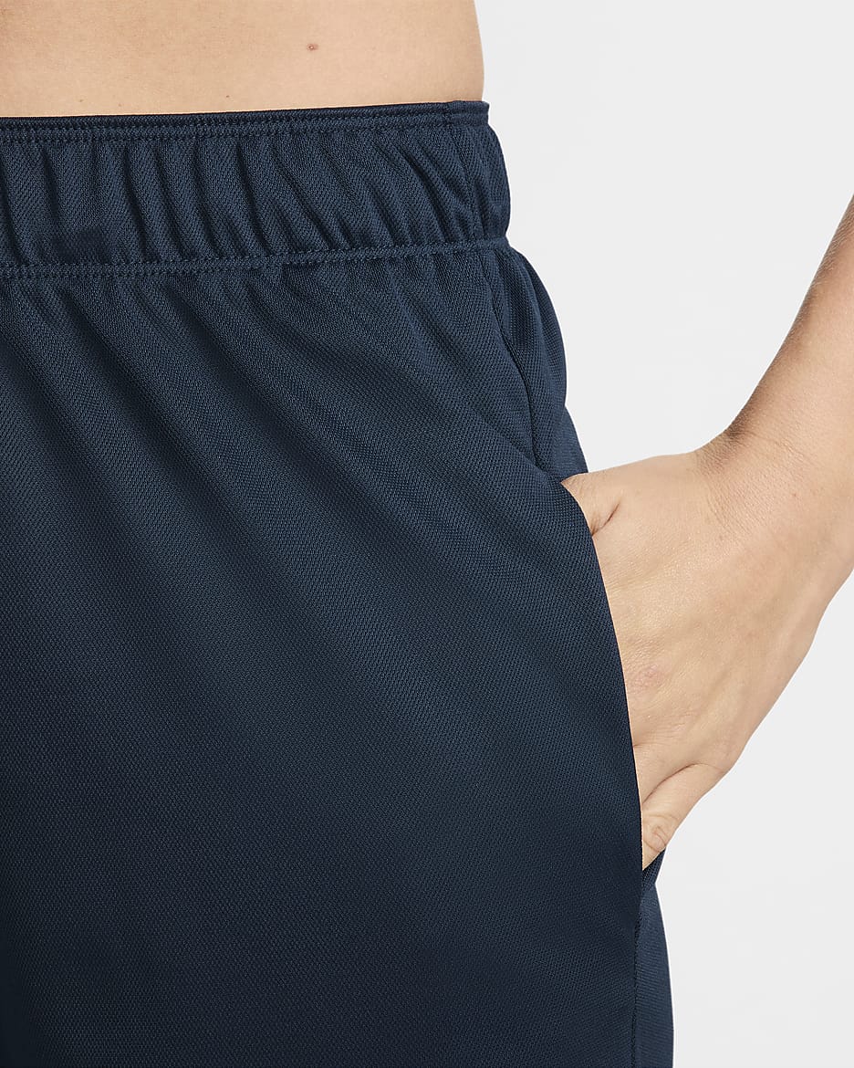 Nike Attack ufôret treningsshorts med Dri-FIT og mellomhøyt liv til dame (12,5 cm) - Armory Navy/Armory Navy/Svart