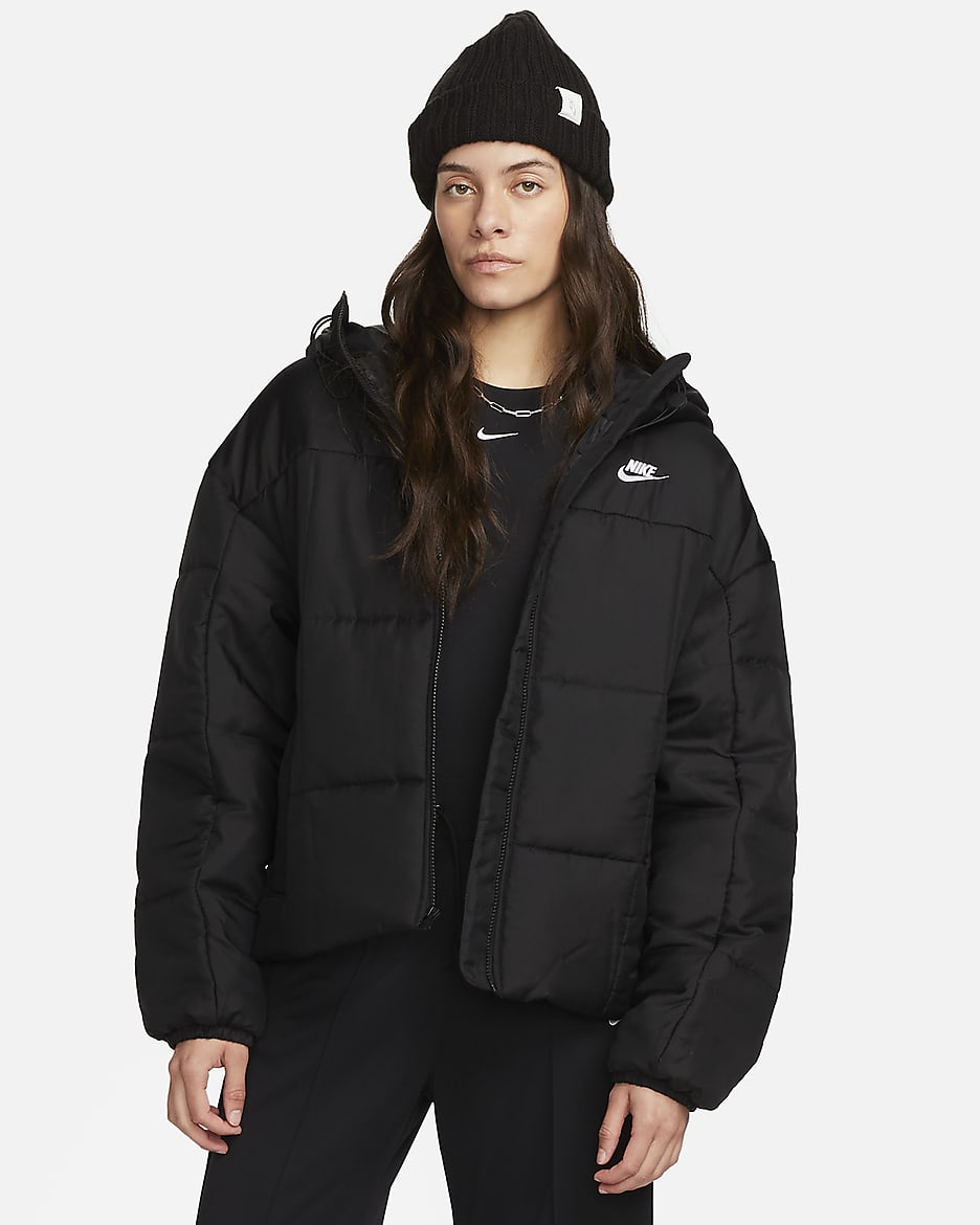 Nike Sportswear Classic Puffer Therma-FIT ruimvallend damesjack met capuchon - Zwart/Wit