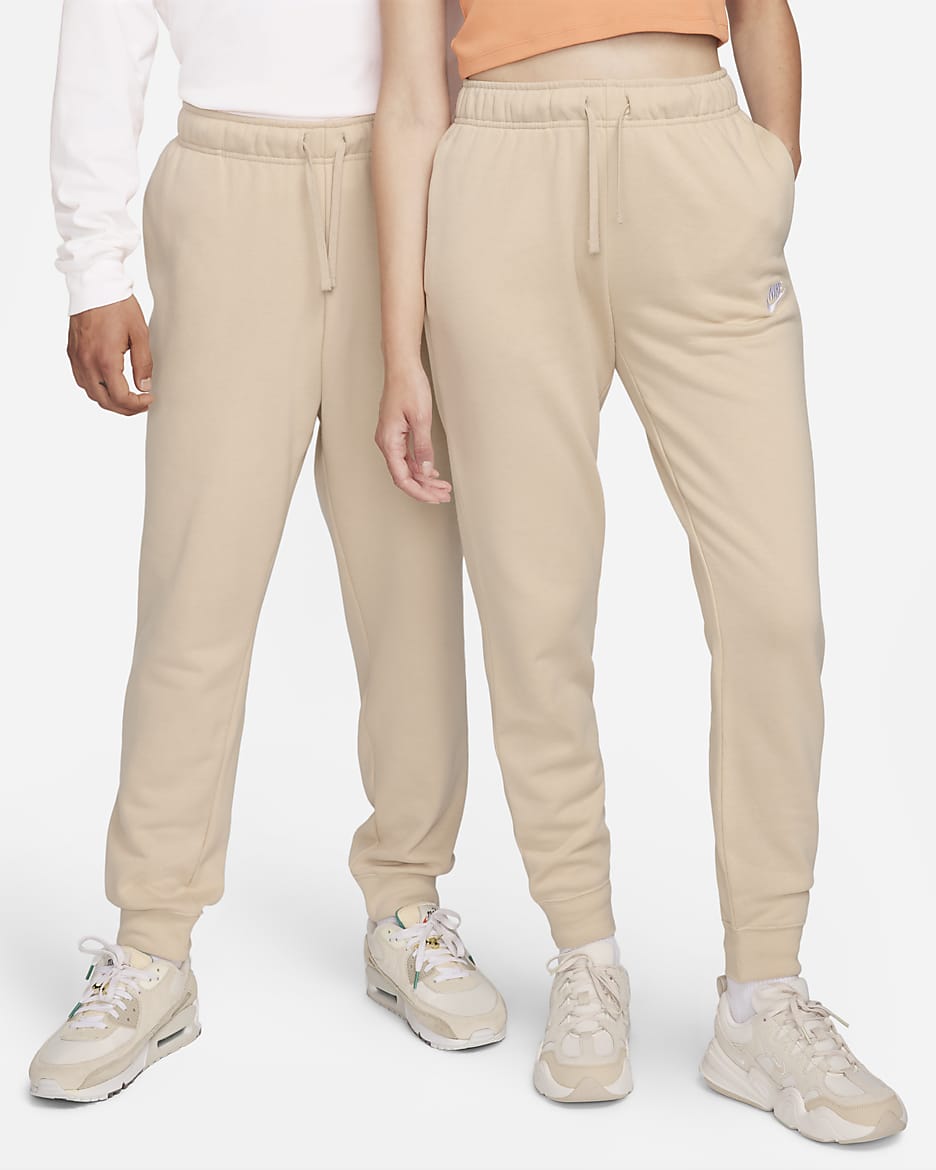 Joggers de tiro medio para mujer Nike Sportswear Club Fleece - Duna/Blanco