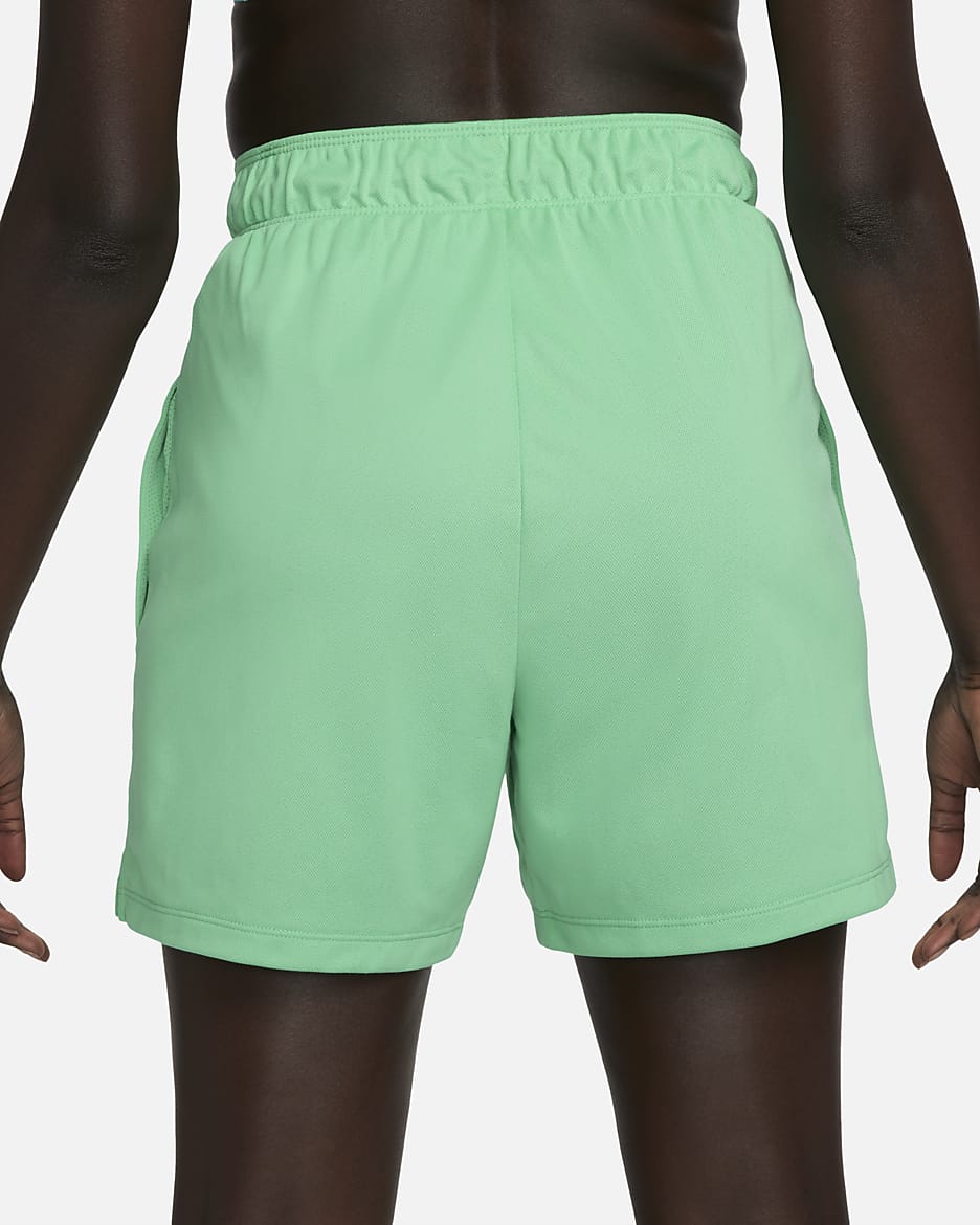 Shorts de fitness sin forro de tiro medio Dri-FIT de 13 cm para mujer Nike Attack - Verde primavera/Azul verdoso mineral/Verde strike