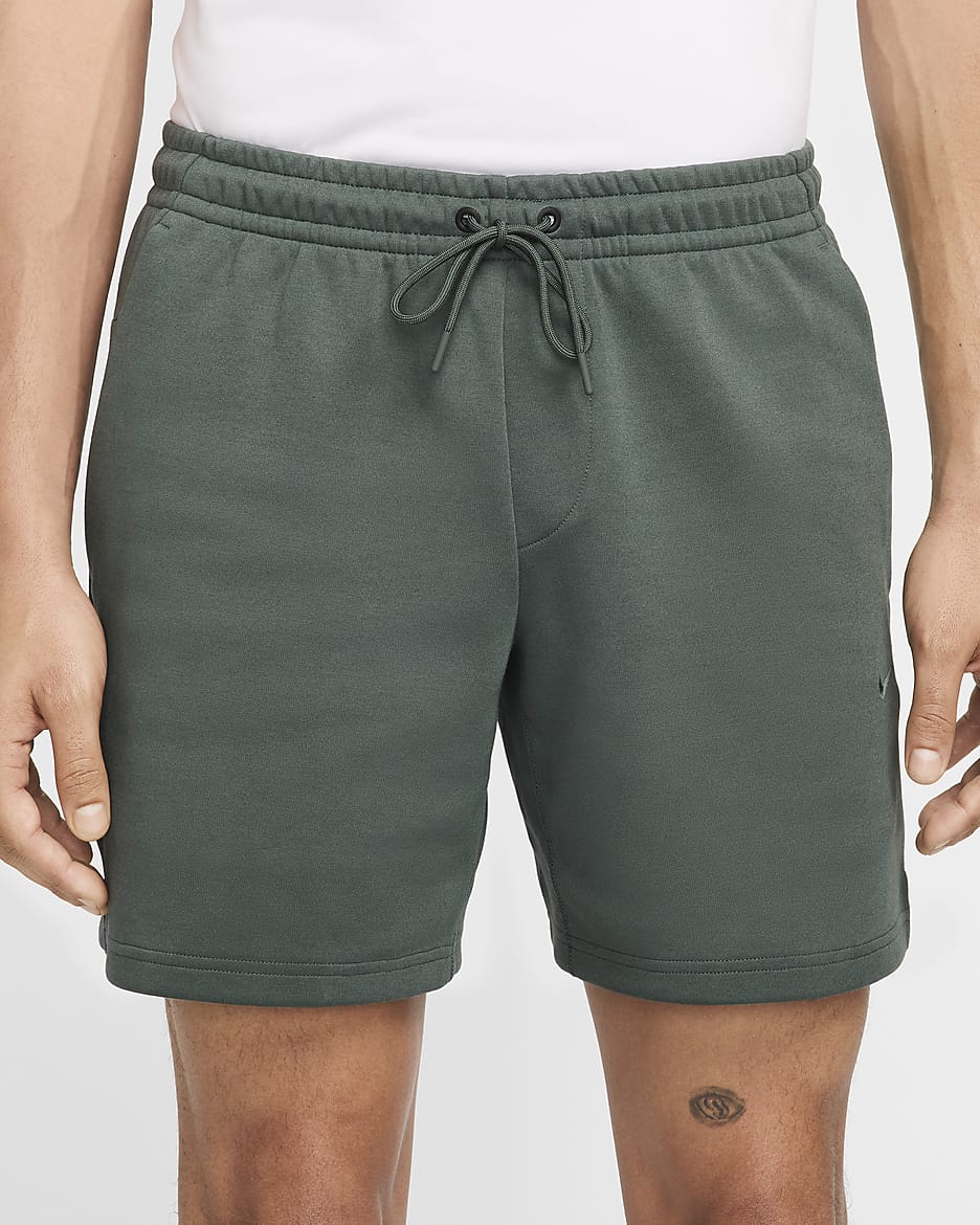 Shorts Dri-FIT de 18 cm sin forro con protección UV versátiles para hombre Nike Primary - Verde vintage/Verde vintage