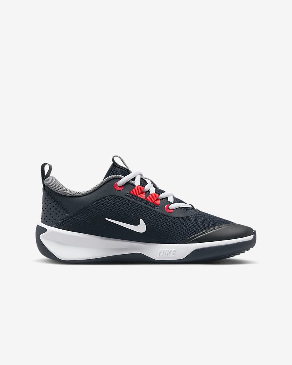 Nike Omni Multi-Court Hallenschuh für ältere Kinder - Dark Obsidian/Smoke Grey/Bright Crimson/Weiß