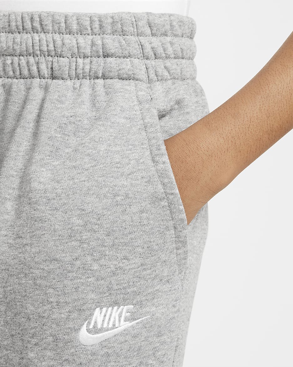 กางเกงจ๊อกกิ้งผ้าเฟรนช์เทรีเด็กโต Nike Club Fleece - Dark Grey Heather/Base Grey/ขาว