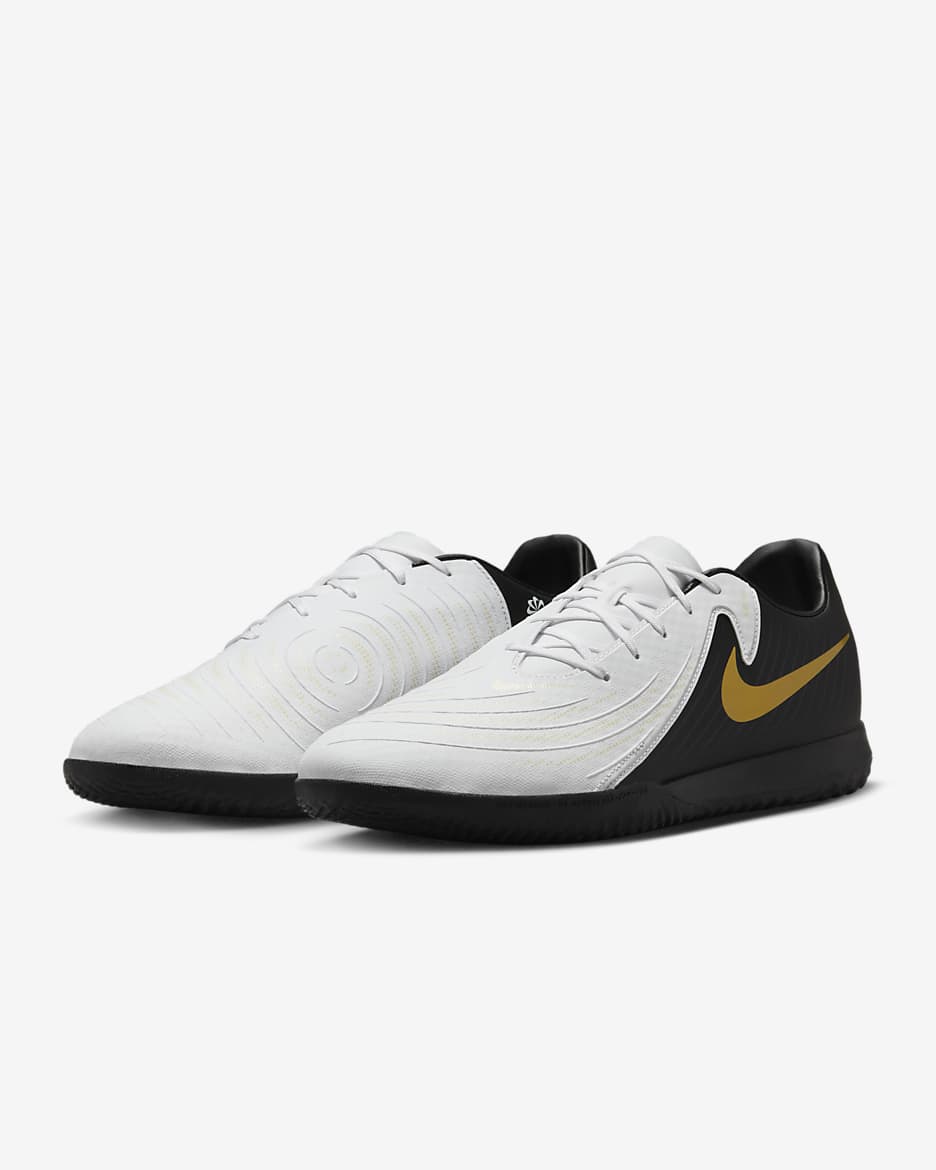 Nike Phantom GX 2 Academy IC Low-Top-Fußballschuh - Weiß/Metallic Gold Coin/Schwarz