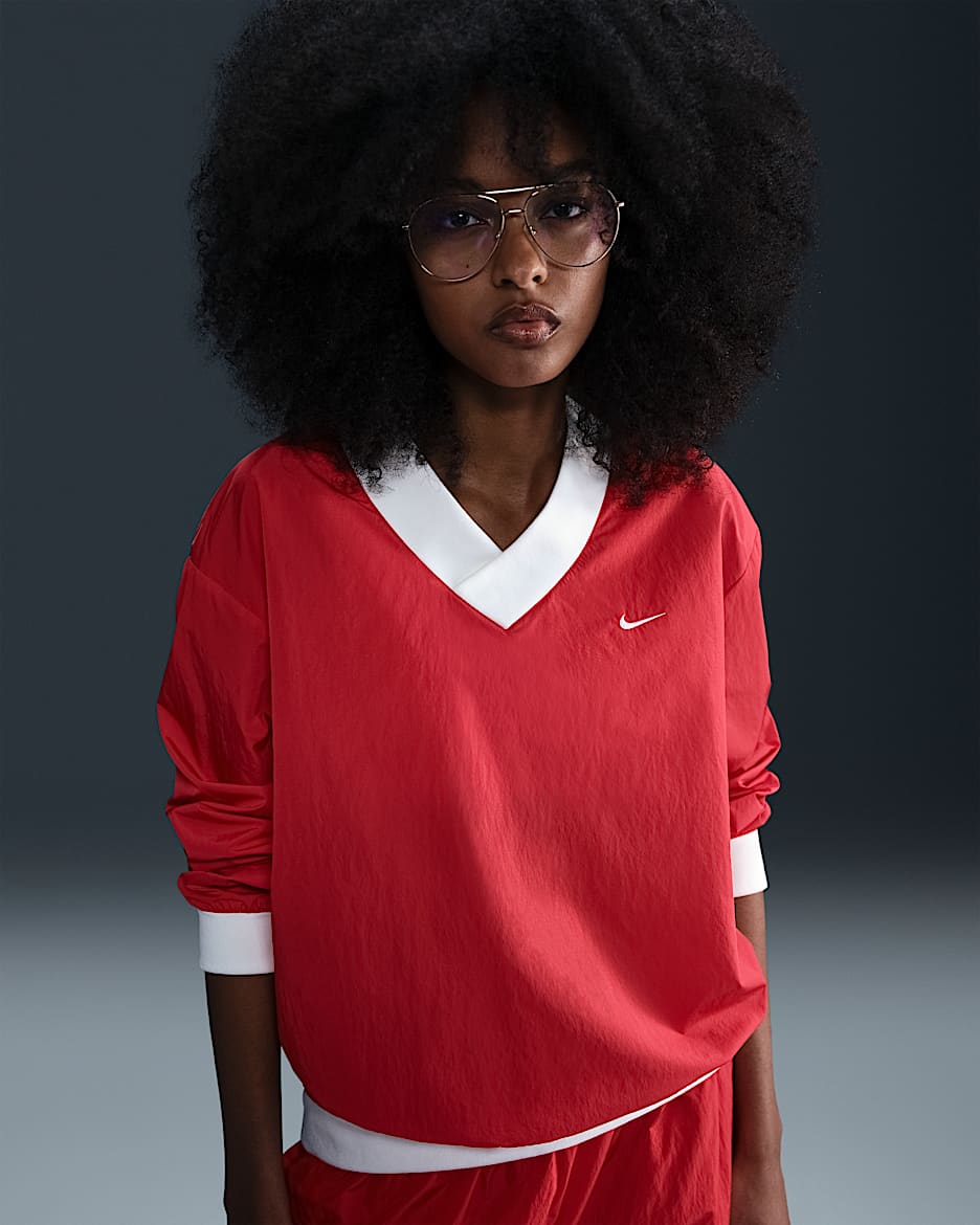 Playera de manga larga de tejido Woven de cuello en V holgada para mujer Nike Sportswear Essential - Rojo universitario/Vela/Vela
