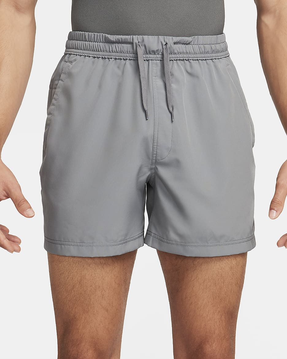 Shorts versátiles Dri-FIT de 13 cm sin forro para hombre Nike Form - Gris humo/Negro