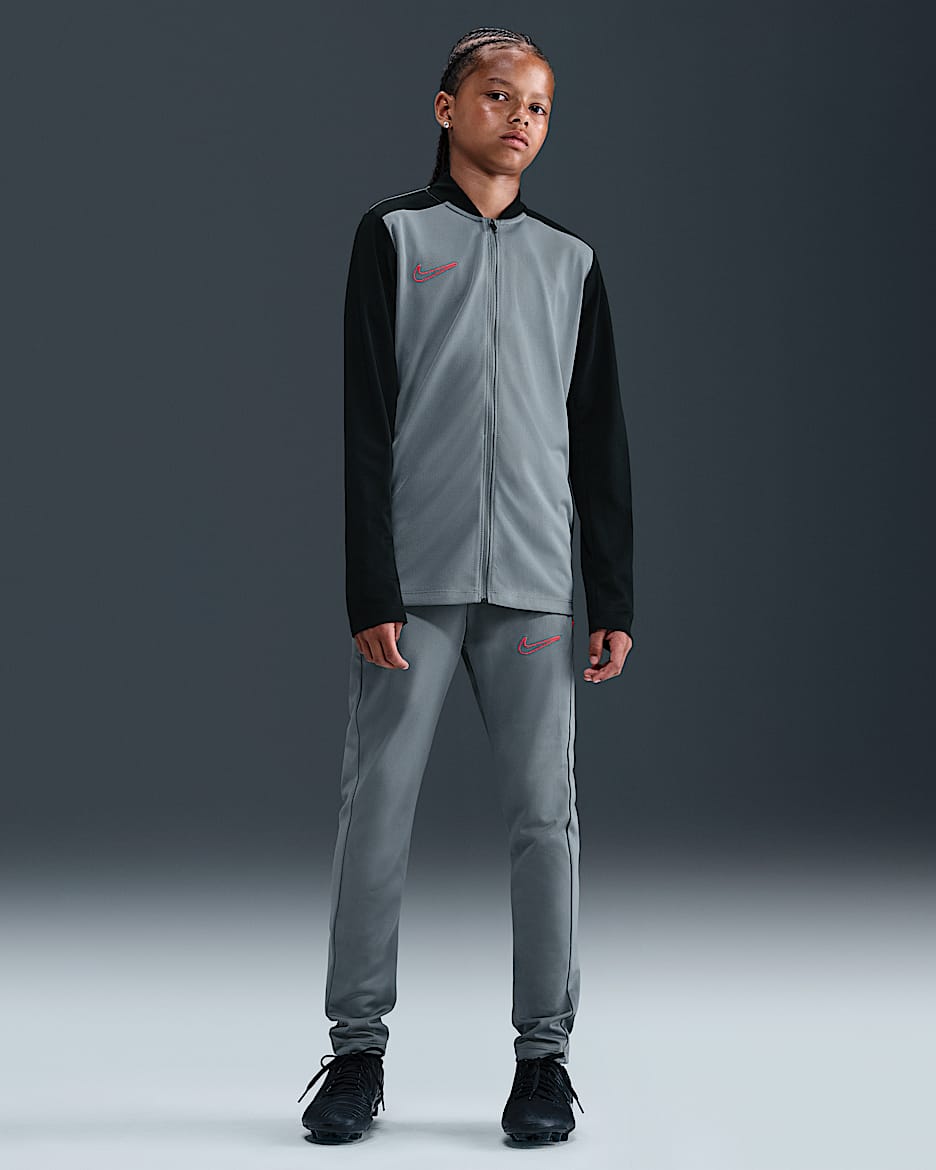Conjunto deportivo de fútbol Dri-FIT para niños talla grande Nike Academy - Gris azulado/Negro/Carmesí brillante