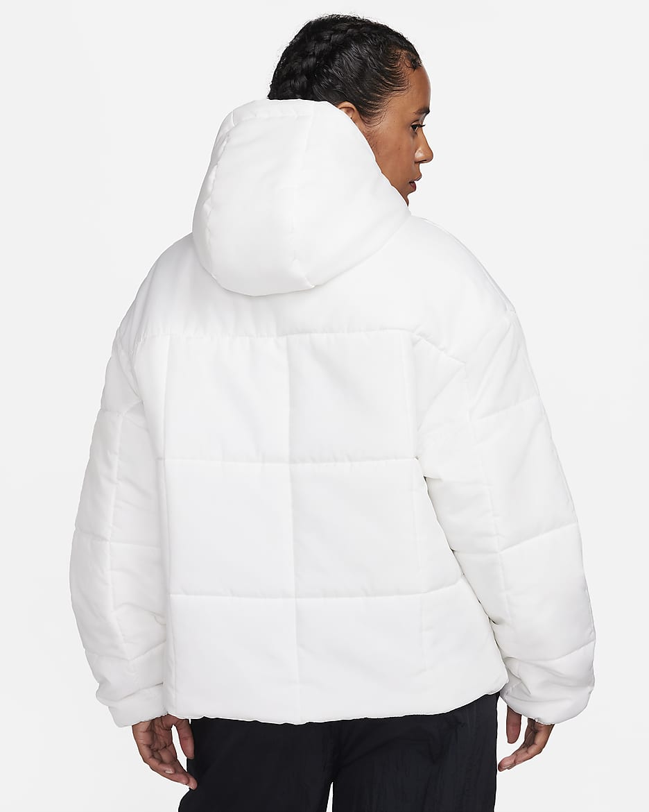 Damska kurtka z kapturem o luźnym kroju Therma-FIT Nike Sportswear Classic Puffer - Sail/Czerń