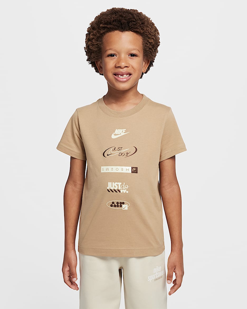 Playera con marca para niños talla pequeña Stack Nike - Beige paracaídas