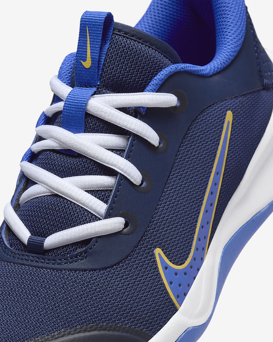 Nike Omni Multi-Court Sabatilles per a pista coberta - Nen/a - Midnight Navy/Saturn Gold/Blanc/Hyper Royal