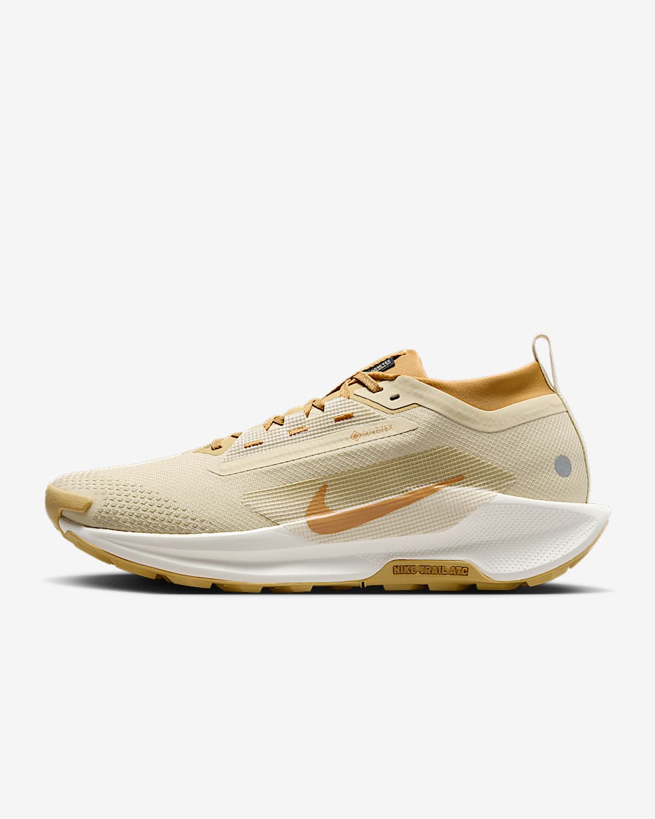 ナイキ ペガサス トレイル 5 GORE-TEX SP メンズ 防水 トレイル ランニングシューズ - チームゴールド/ウィートゴールド/ペールアイボリー/デザートオークル