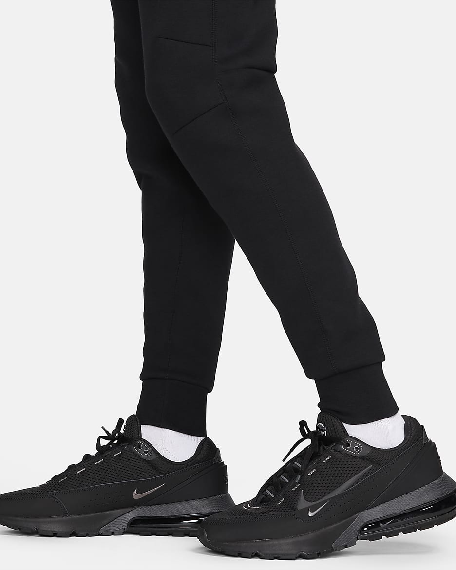 Liverpool FC Tech Fleece Men's Nike Soccer Joggers - Black/Black/Gym Red