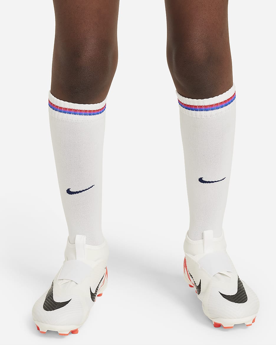 England 2024/25 Stadium Home dreiteiliges Nike Replika Fußballtrikot-Set (jüngere Kinder) - Weiß/Blue Void